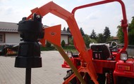 Erdbohrung hinter dem CR-14-Traktor