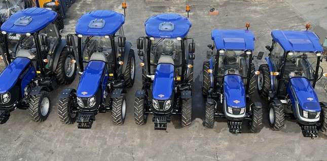 Nyní nově v nabídce kabinové traktory LOVOL EURO 5 od 25 do 100 Hp.